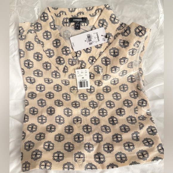 NWT. Express Printed Sleeveless Portofino Shirt. Cream White & Black. Size XS. - Picture 6 of 6